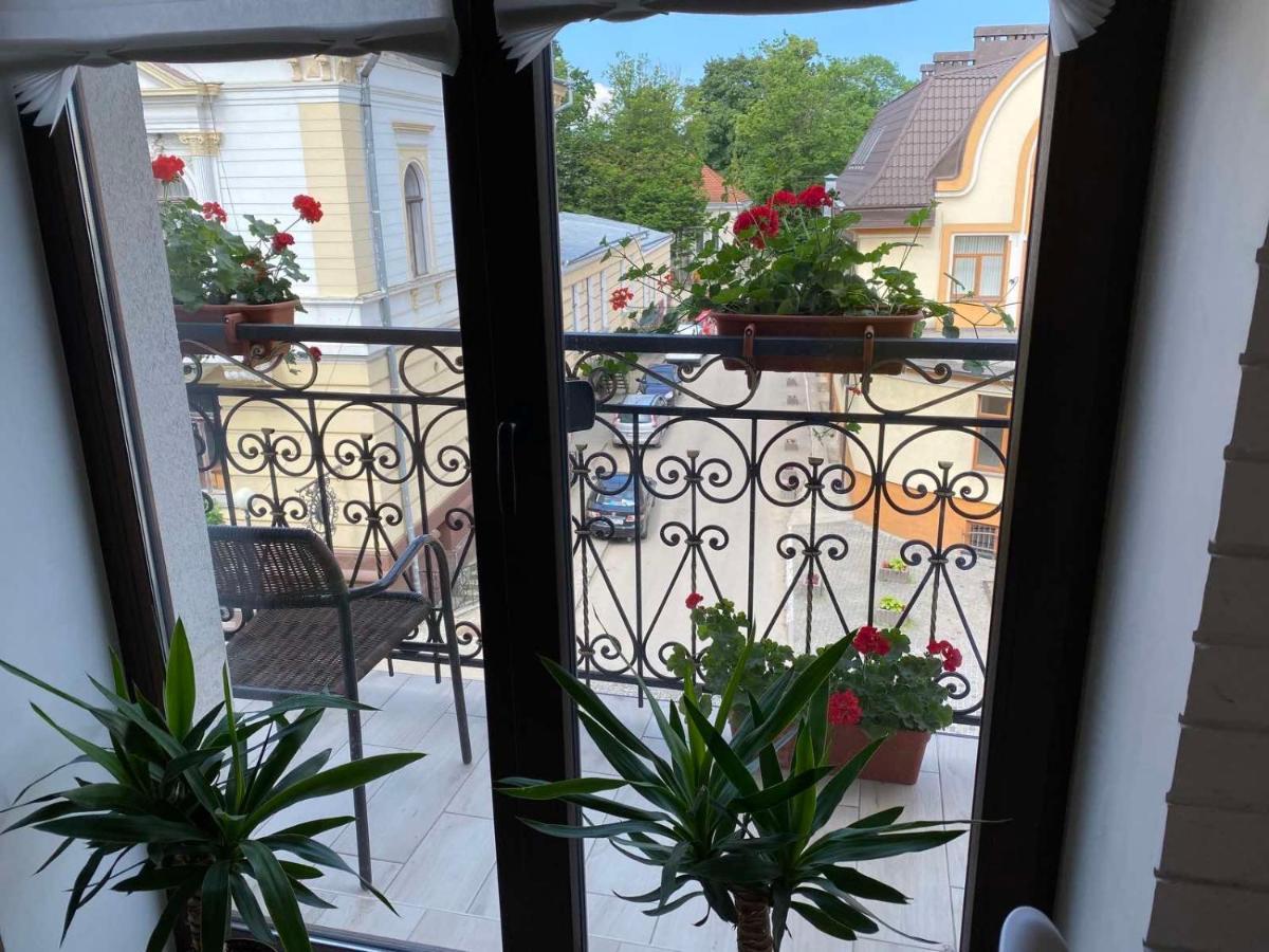 City Centre Apartment Kolomyia Bagian luar foto