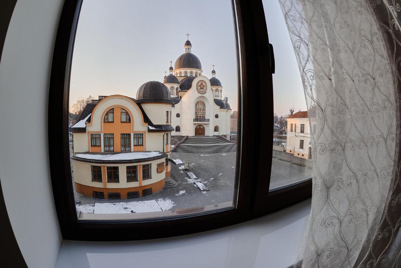 City Centre Apartment Kolomyia Bagian luar foto